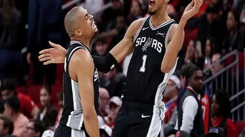 “澳超霸主10胜8负悬念揭晓：主场挑战与客场逆袭的巅峰对决！”